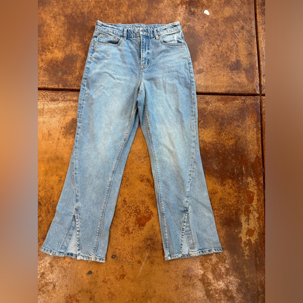 Women’s American Eagle boot cut, lightwash, cut front jeans size 10 great shape!